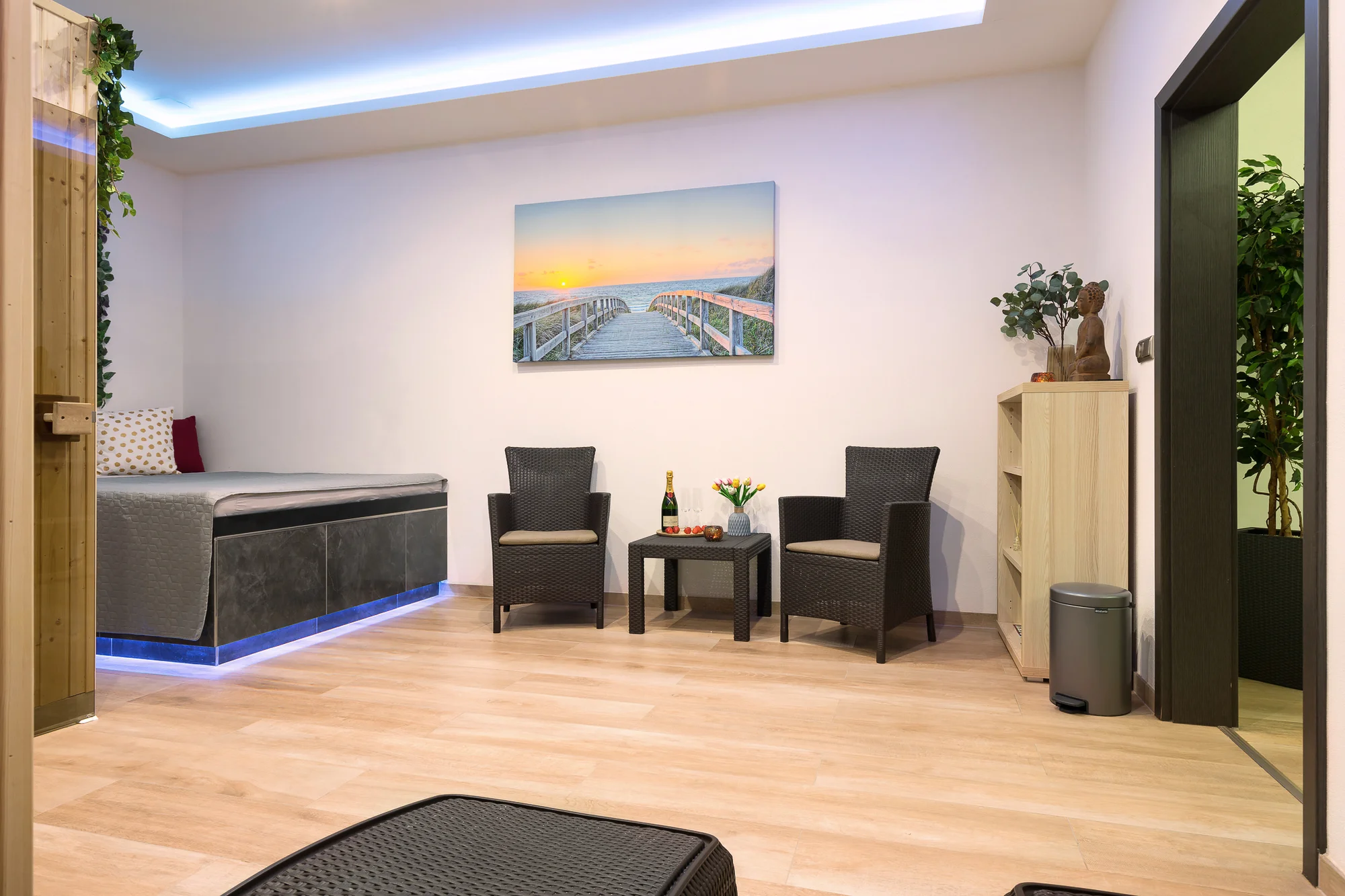 120 min. v privátním wellness se saunou a hydromasážní vanou, sekt a nápoje pro dva
