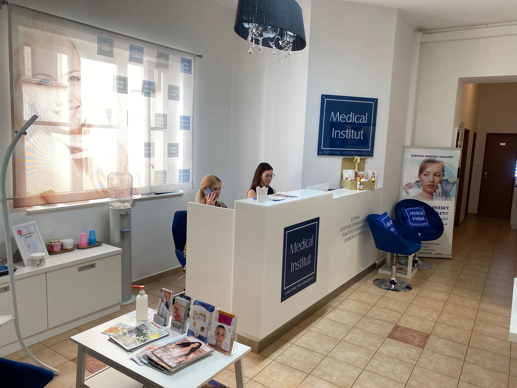 Zuby jako perličky: dentální hygiena nebo ordinační bělení zubů studeným modrým světlem