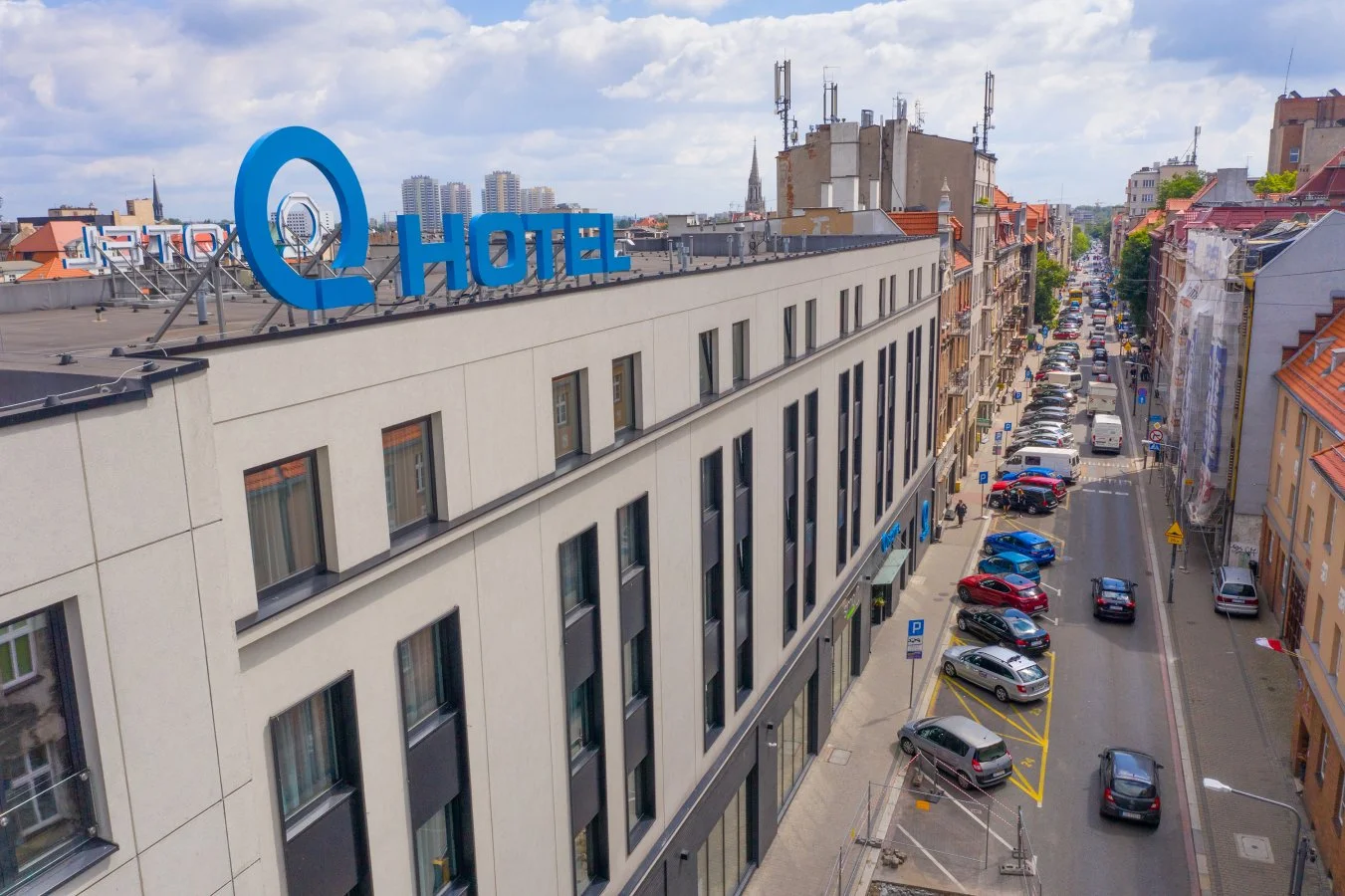 Moderní hotel v centru Katovic: bufetové snídaně a procházky městem