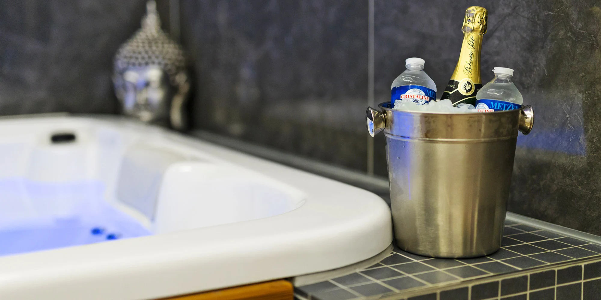 120 min. v privátním wellness se saunou a hydromasážní vanou, sekt a nápoje pro dva