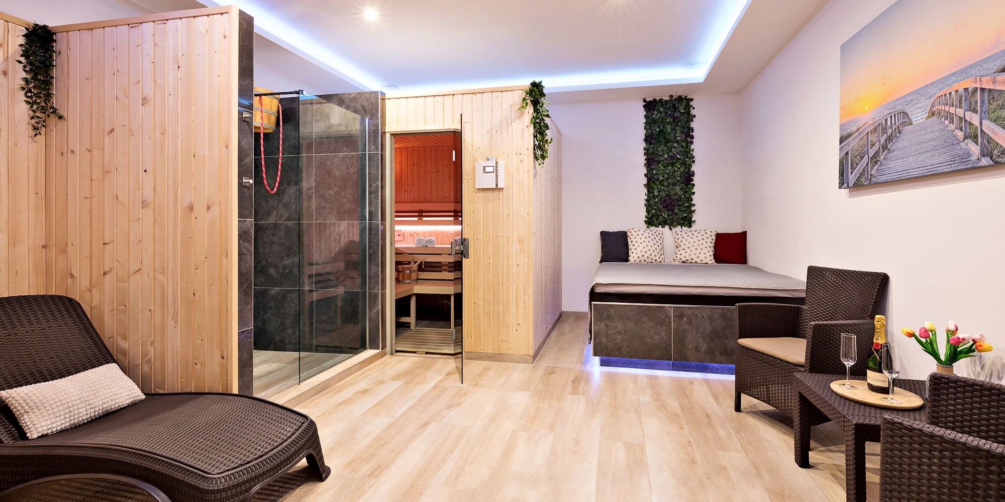 120 min. v privátním wellness se saunou a hydromasážní vanou, sekt a nápoje pro dva