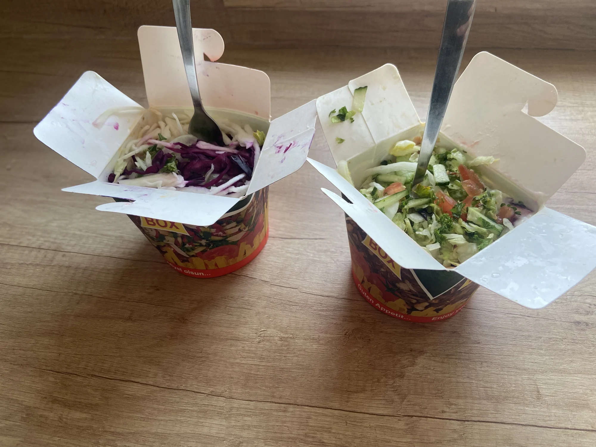 Velký kebab box pro jednoho: maso, zelenina, dresink a příloha podle výběru