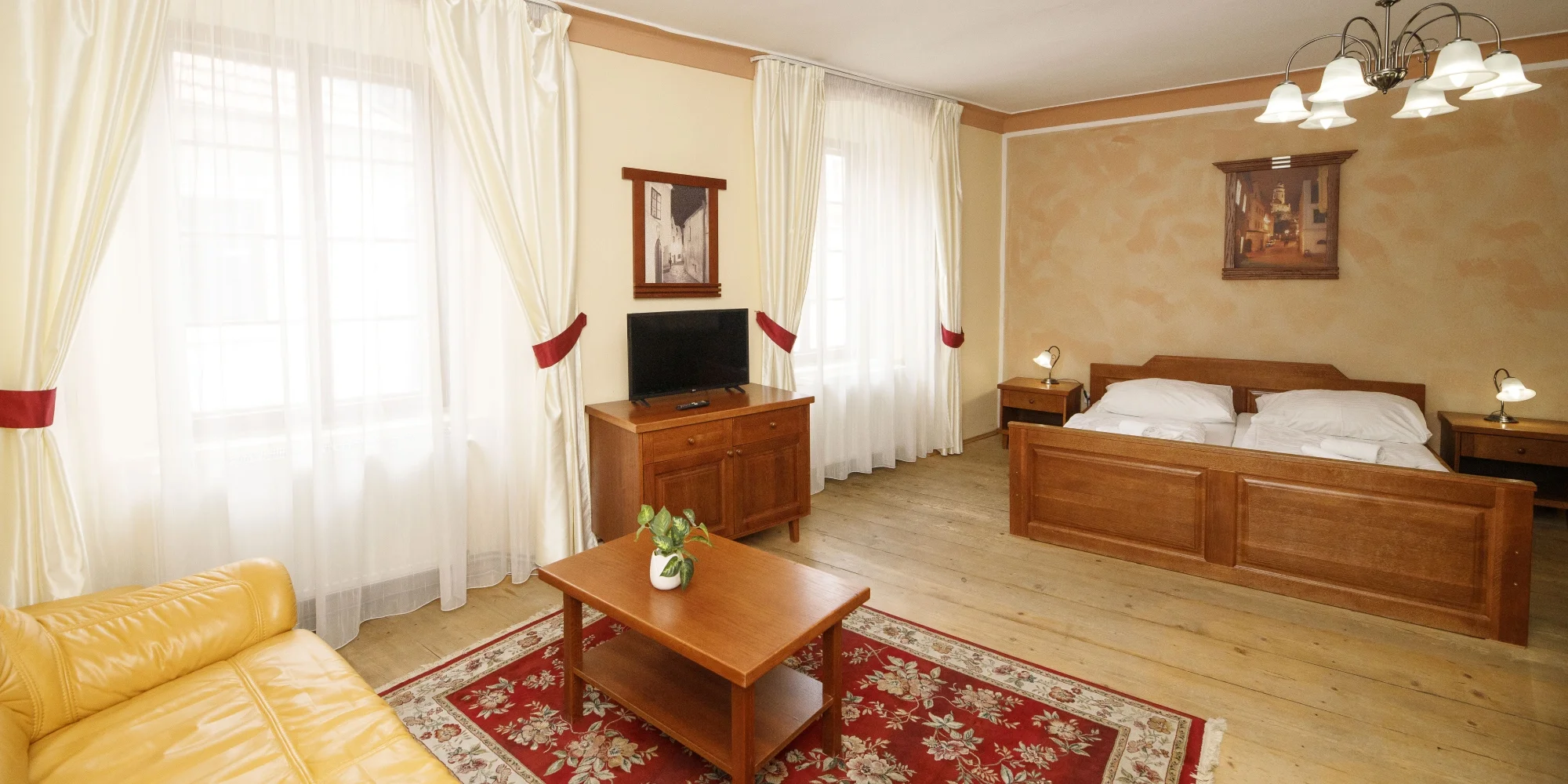 Pobyt se snídaní a lahví vína v srdci Českého Krumlova: pokoj nebo apartmán až pro 5 osob