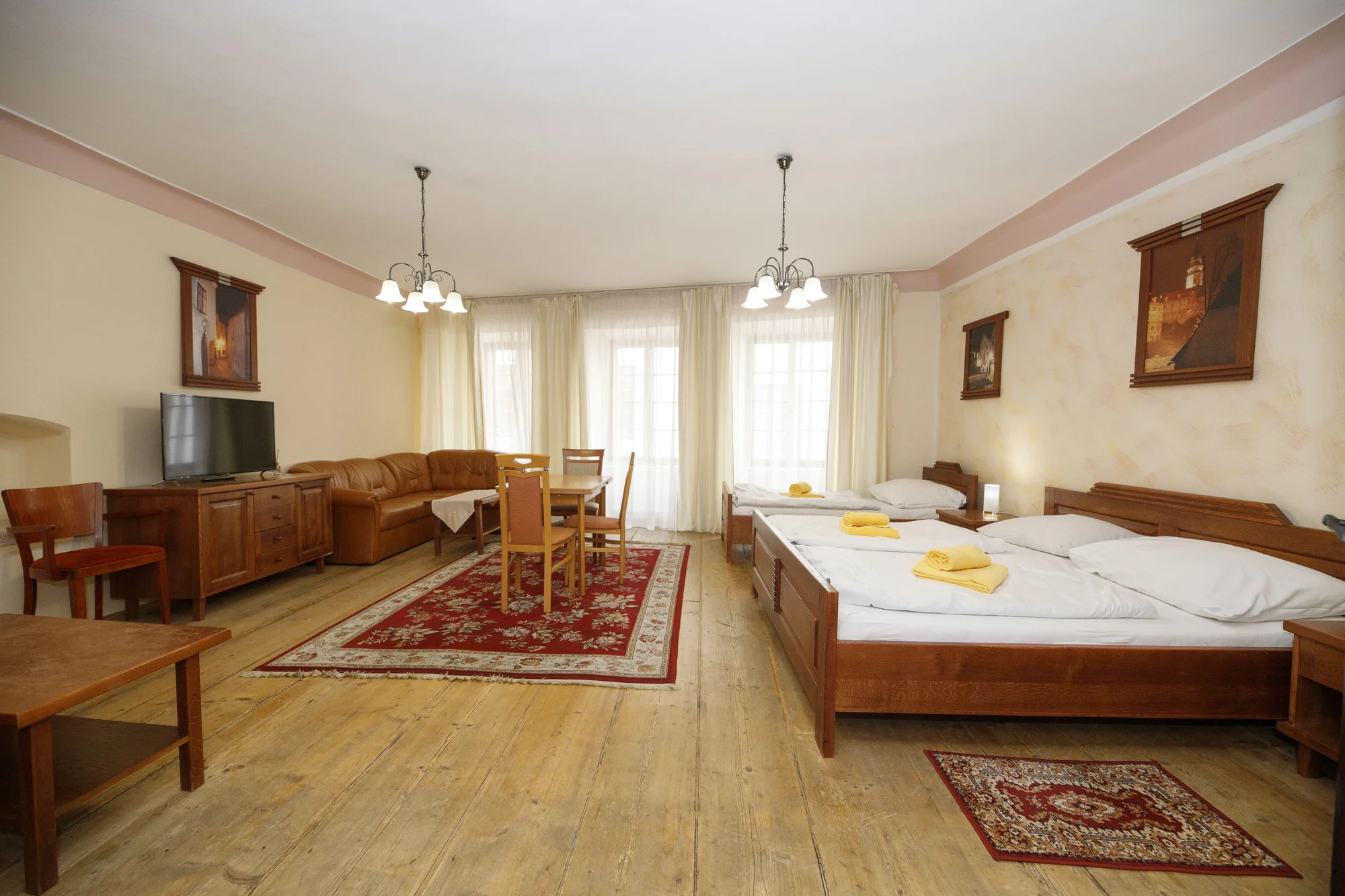 Pobyt se snídaní a lahví vína v srdci Českého Krumlova: pokoj nebo apartmán až pro 5 osob