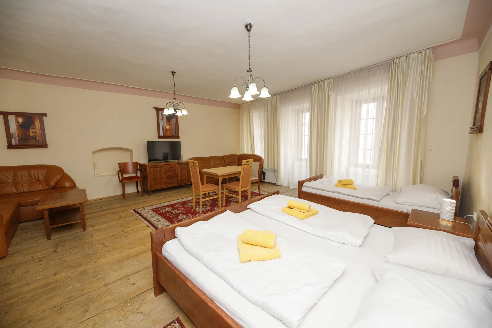 Pobyt se snídaní a lahví vína v srdci Českého Krumlova: pokoj nebo apartmán až pro 5 osob