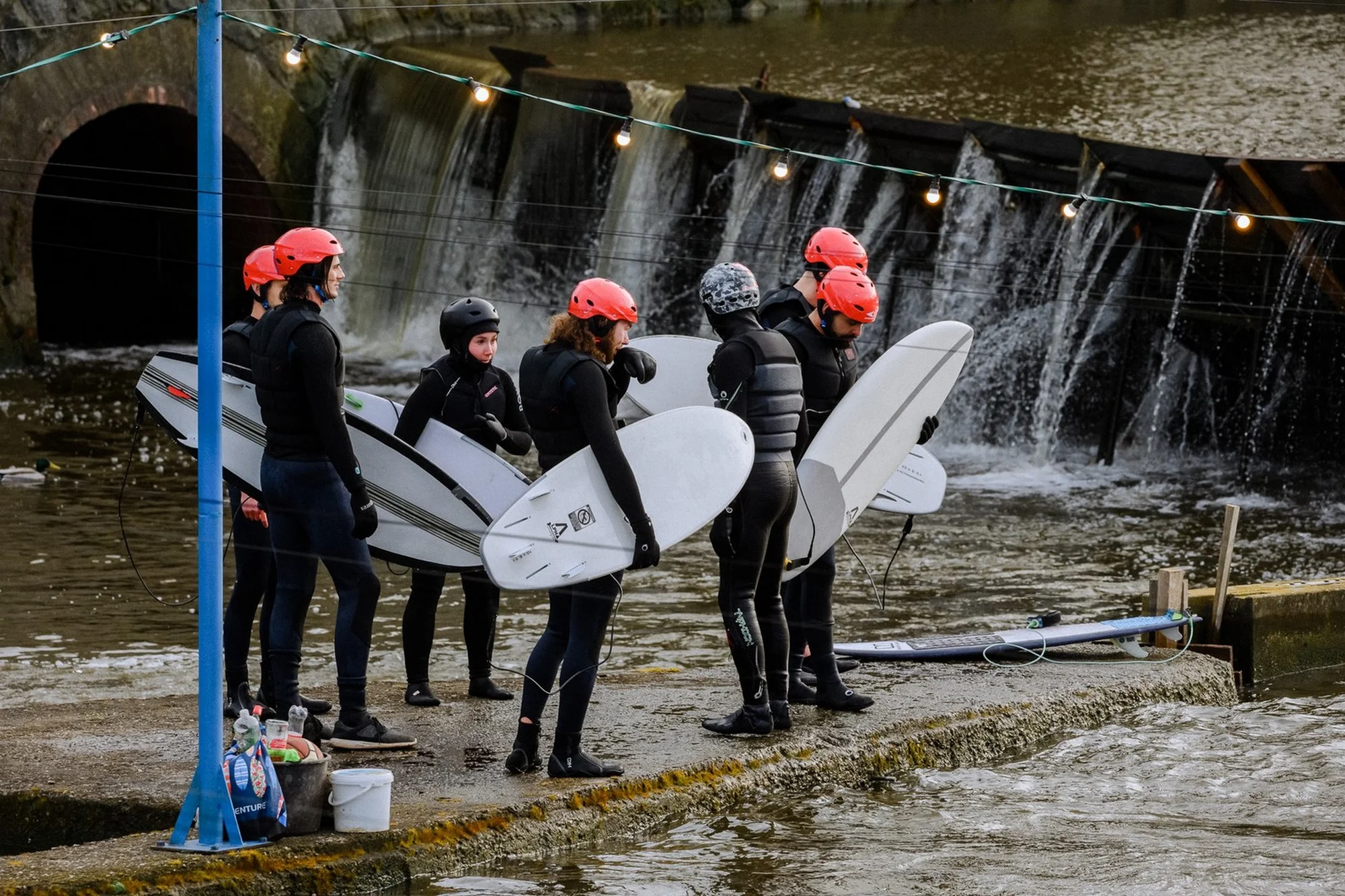 Surfing na Vltavě s instruktorem: 2hod. skupinová lekce pro 1 osobu