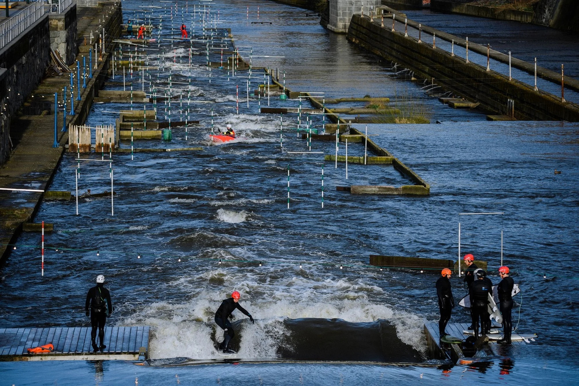 Surfing na Vltavě s instruktorem: 2hod. skupinová lekce pro 1 osobu