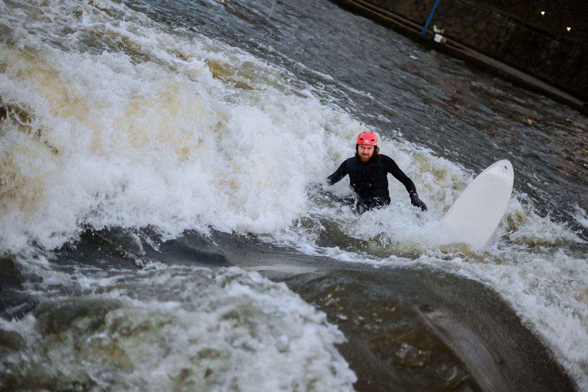 Surfing na Vltavě s instruktorem: 2hod. skupinová lekce pro 1 osobu