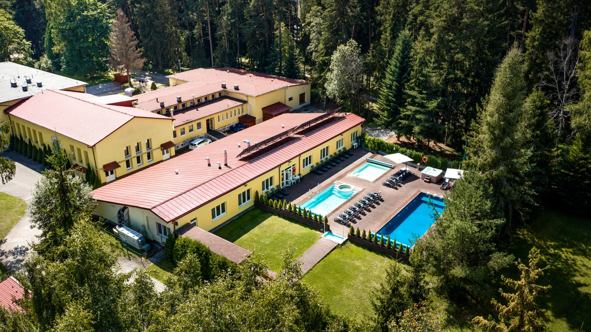 Pobyt v největším rodinném resortu na Slovensku: venkovní hřiště i prolézačky, trampolíny, bazén a sauny