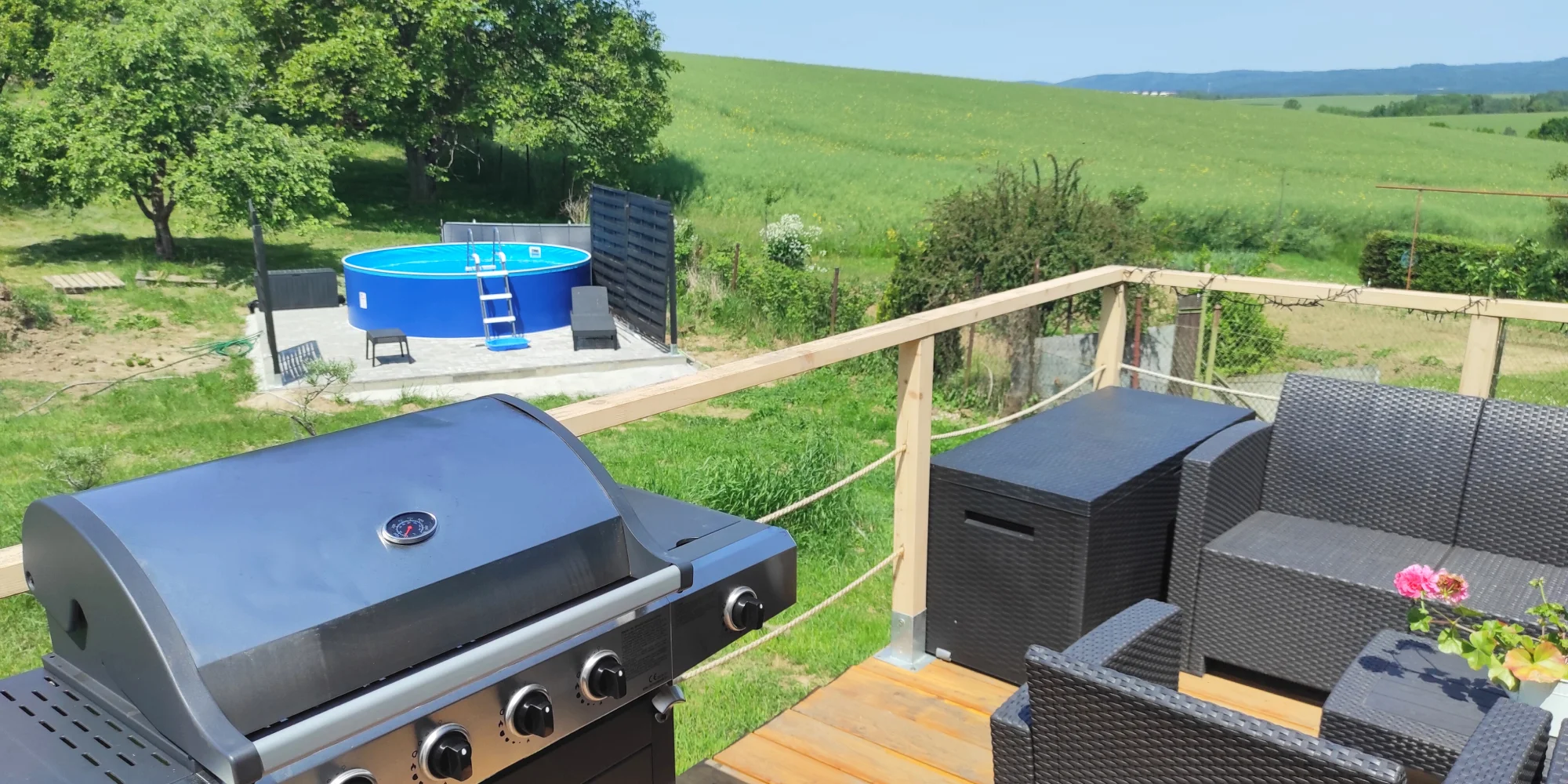 Designový tiny house v přírodě poblíž Olomouce až pro 4 osoby: americký styl, zahrada, bazén, sauna, masáže, koupací sud