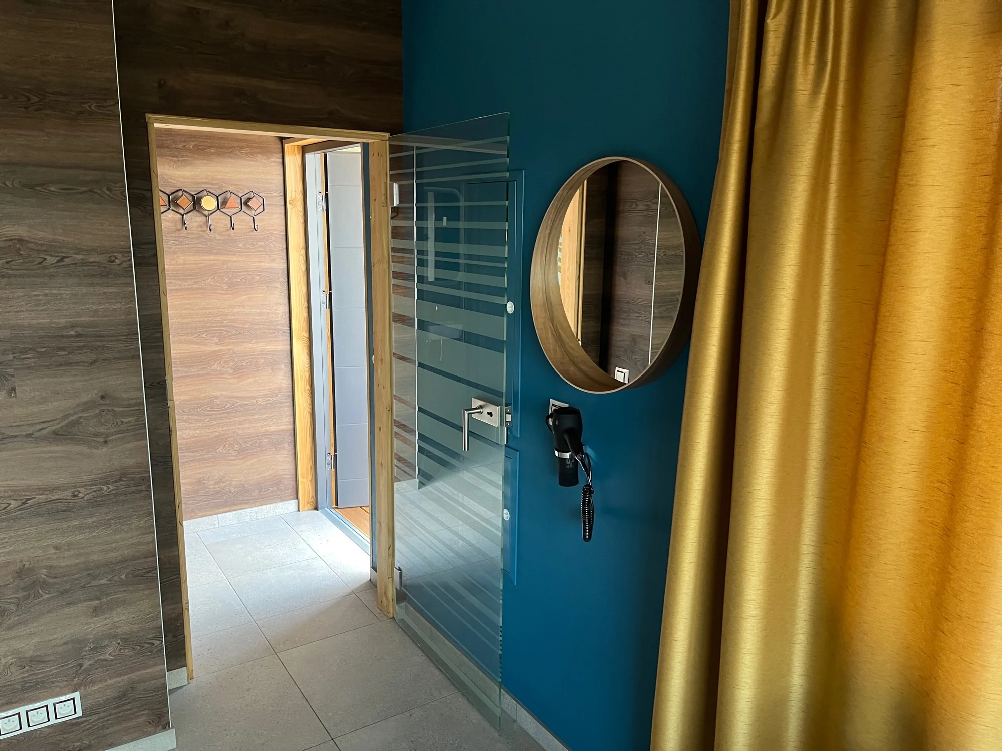 2 hodiny v privátním střešním wellness pro 2 osoby: vířivka s výhledem, sauna i lahev sektu