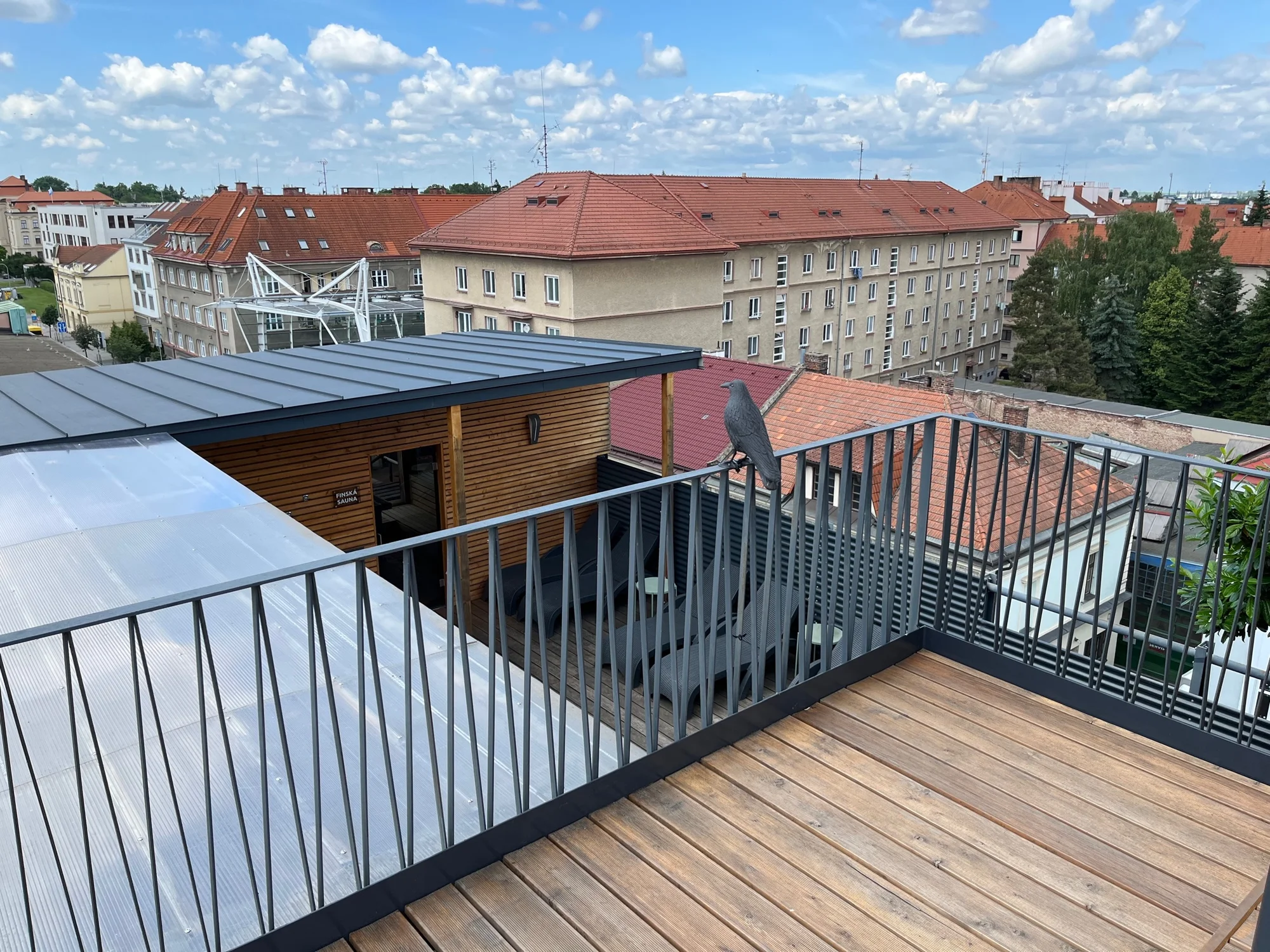 2 hodiny v privátním střešním wellness pro 2 osoby: vířivka s výhledem, sauna i lahev sektu