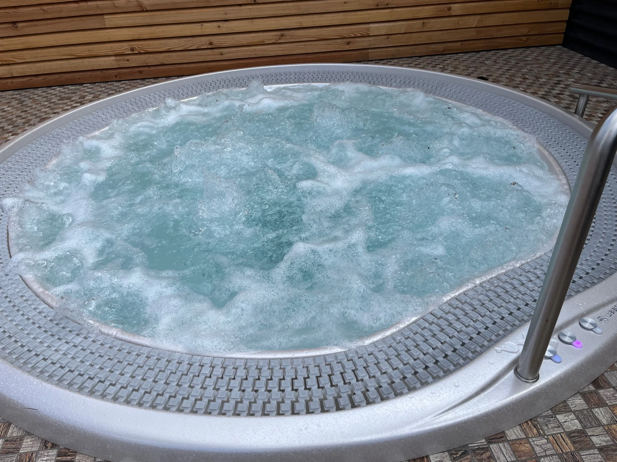 2 hodiny v privátním střešním wellness pro 2 osoby: vířivka s výhledem, sauna i lahev sektu