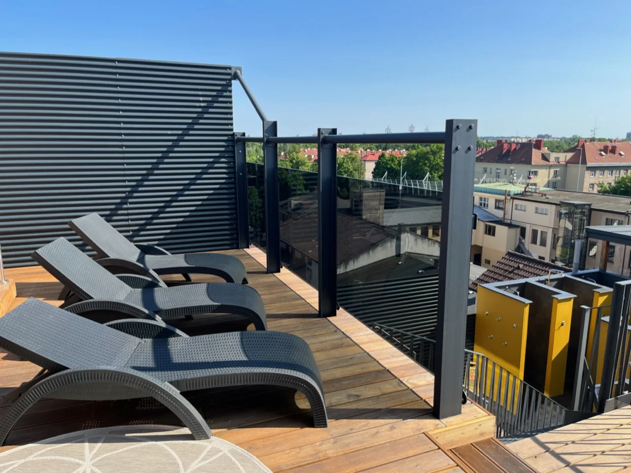 2 hodiny v privátním střešním wellness pro 2 osoby: vířivka s výhledem, sauna i lahev sektu