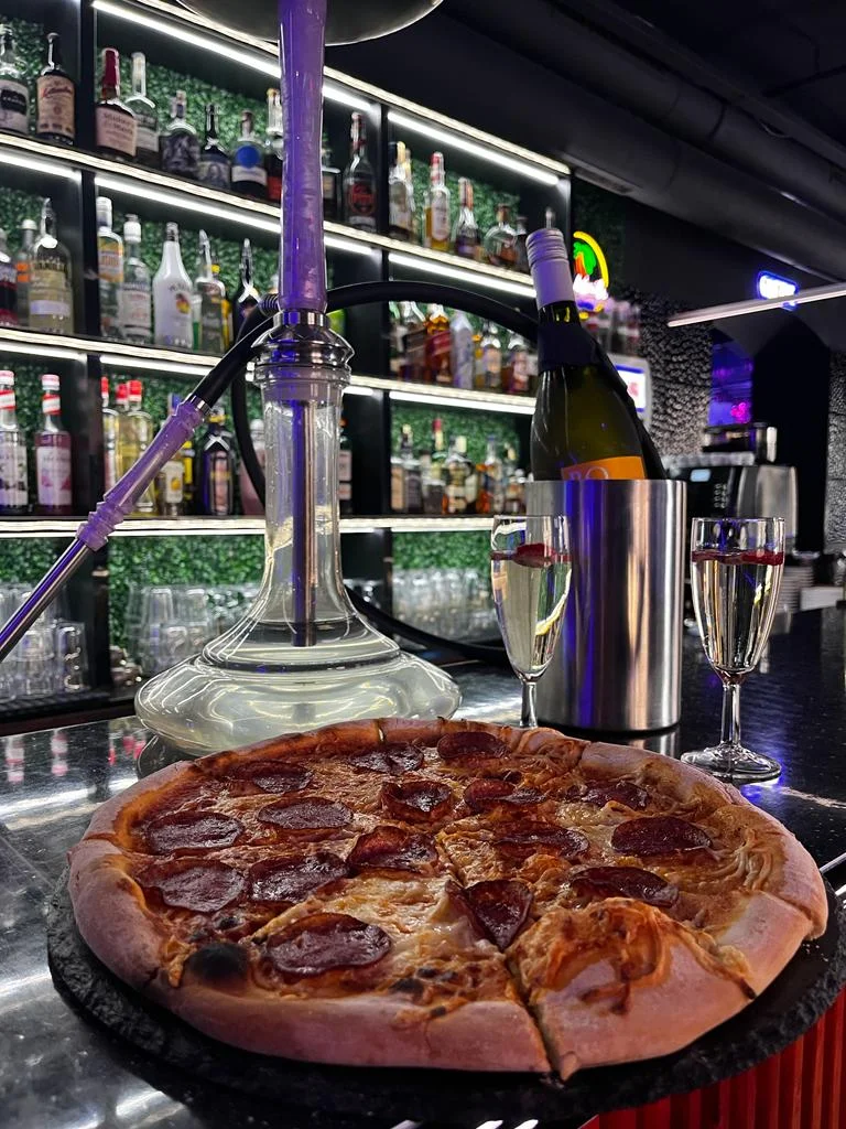 Vodní dýmky dle výběru: světlý či tmavý tabák, dámská jízda s proseccem či party set s koktejly