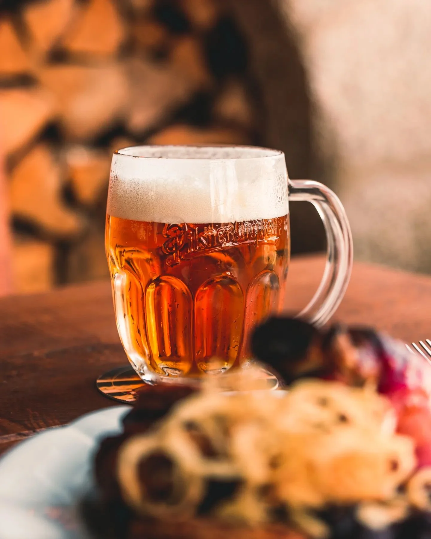Pečená vepřová žebra v hořčičné marinádě a velké pivo pro 1 osobu