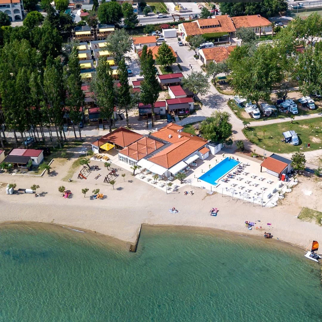 Dovolená v mobilních domcích v Omiši: pláž i venkovní bazén