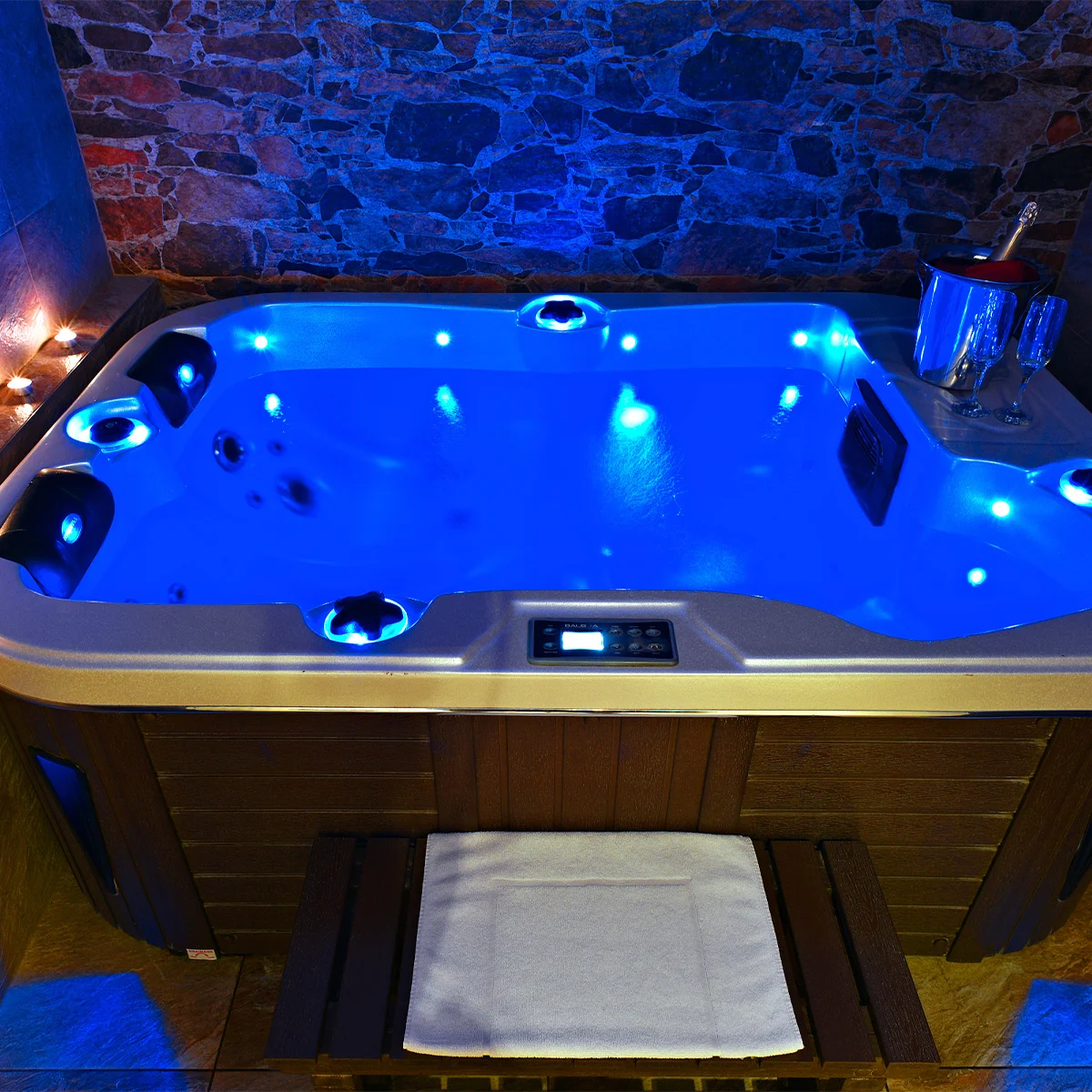 Romantika v privátním wellness: 2 hodiny ve vířivce i sauně, sekt či víno a ovocná mísa