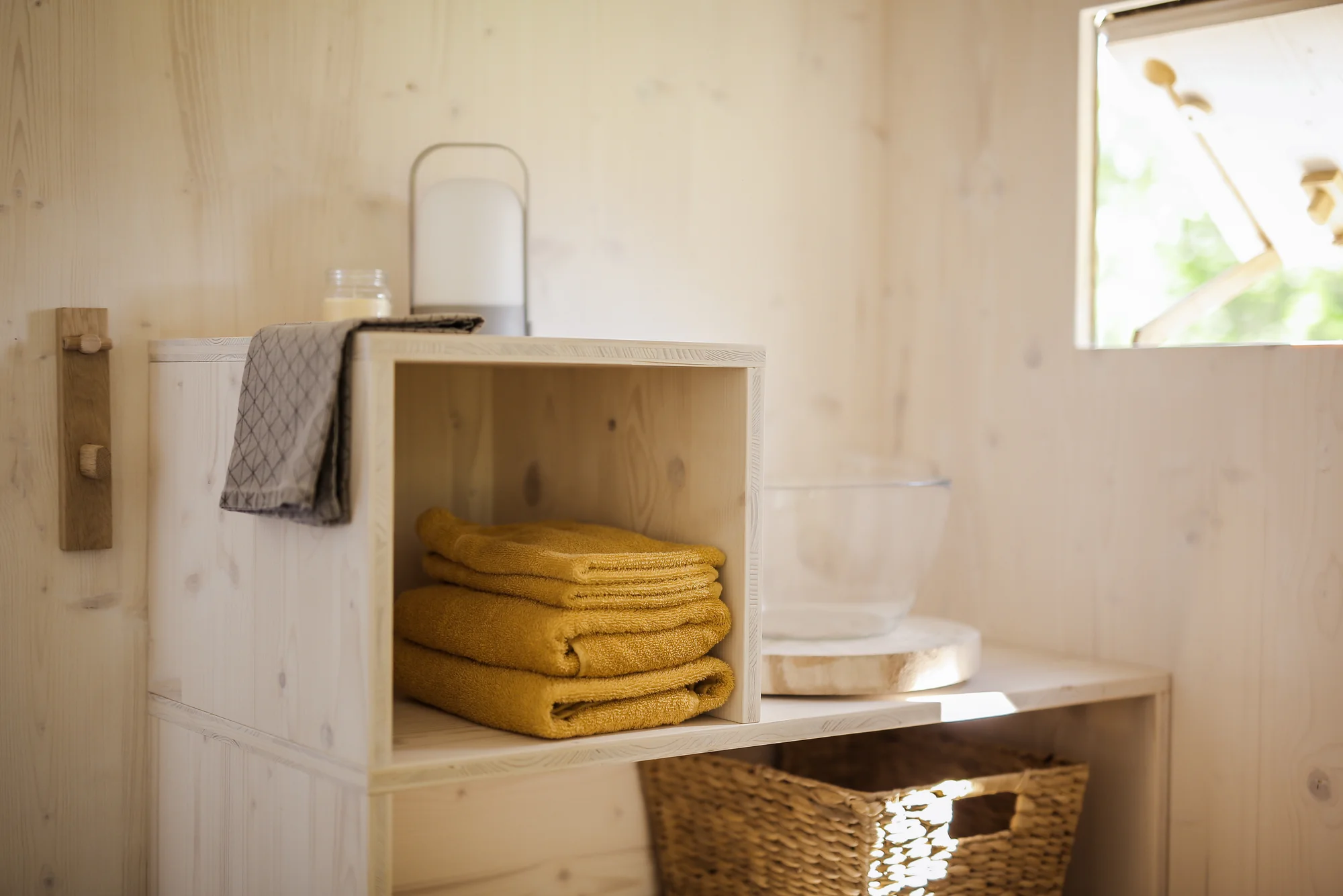 Glamping: minimalistický posed pro dvě osoby, solární sprcha, gril a vyhřívaný sud