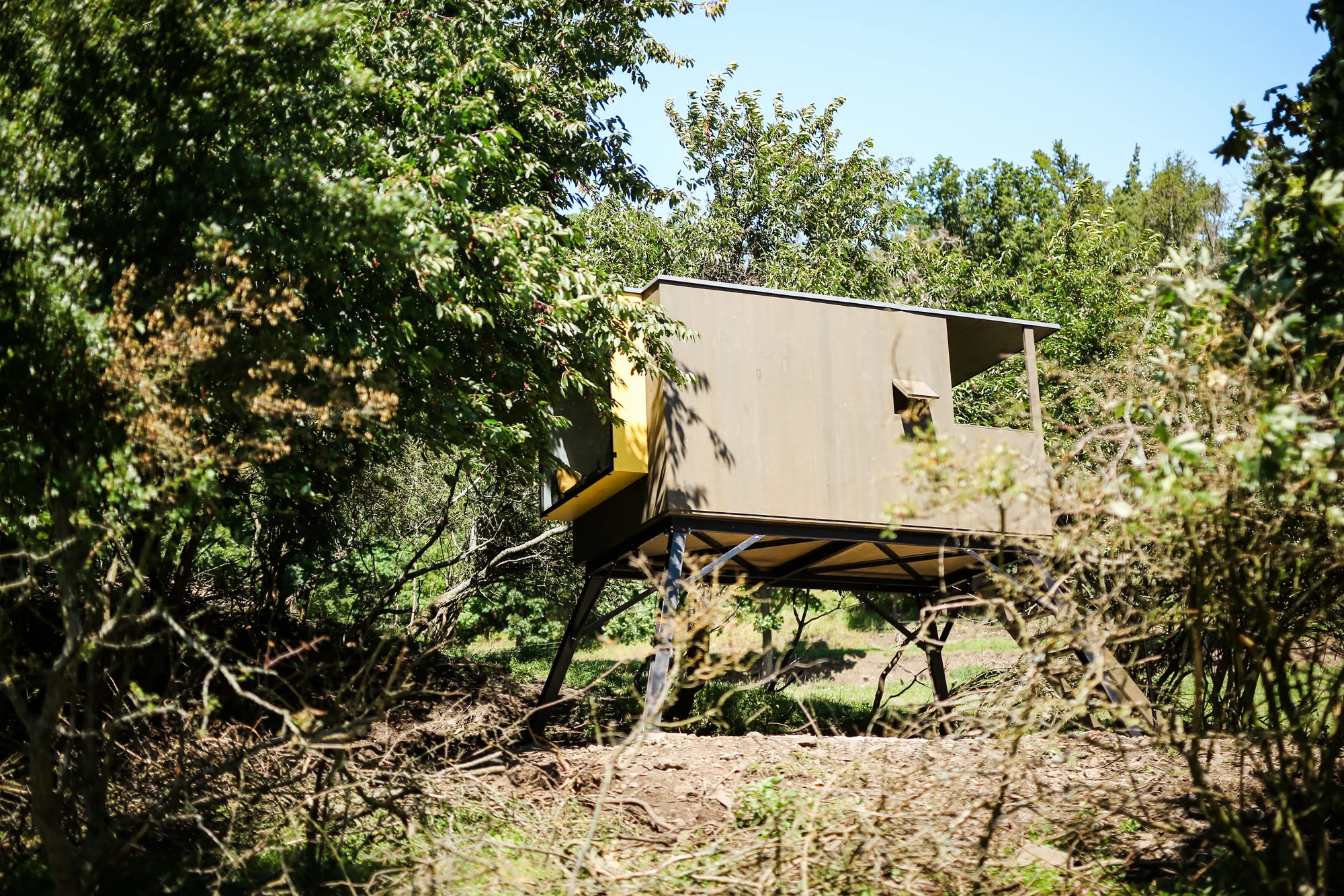 Glamping: minimalistický posed pro dvě osoby, solární sprcha, gril a vyhřívaný sud