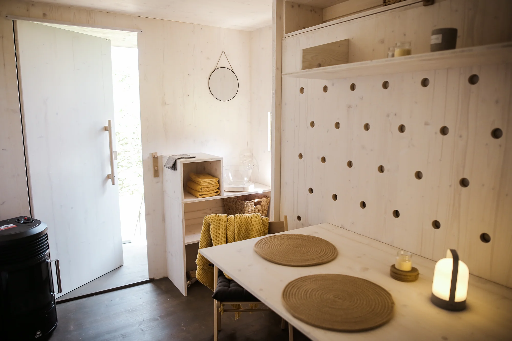 Glamping: minimalistický posed pro dvě osoby, solární sprcha, gril a vyhřívaný sud