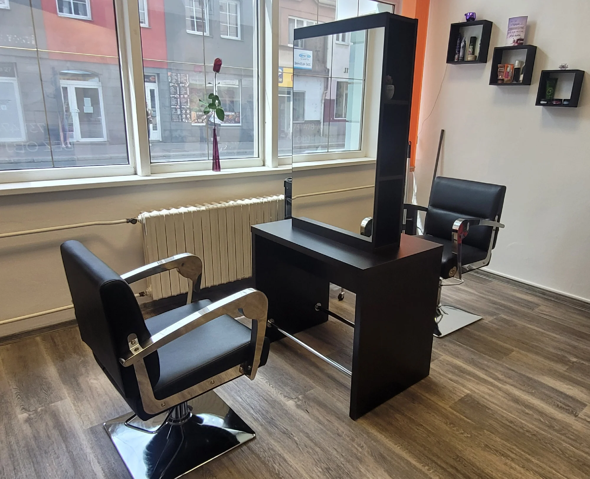 Dámský střih s mytím a stylingem pro všechny délky vlasů, na výběr i barvení či melír