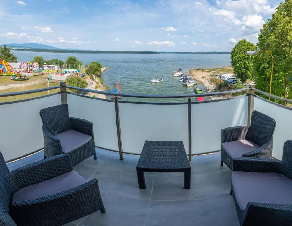 Moderní hotel přímo na břehu Oravské přehrady s polopenzí i slevou na plavbu lodí