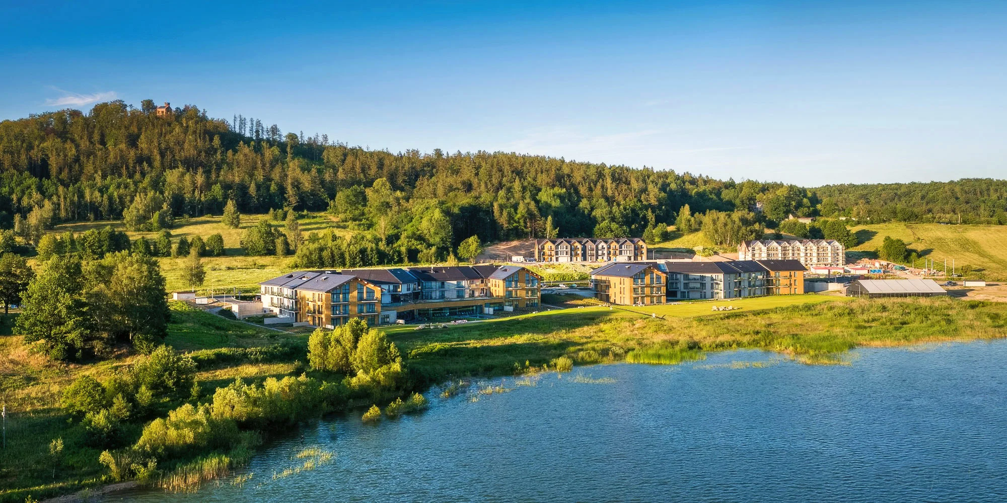 Pobyt v polských Krkonoších: apartmány u jezera Sosnówka, snídaně či polopenze a wellness