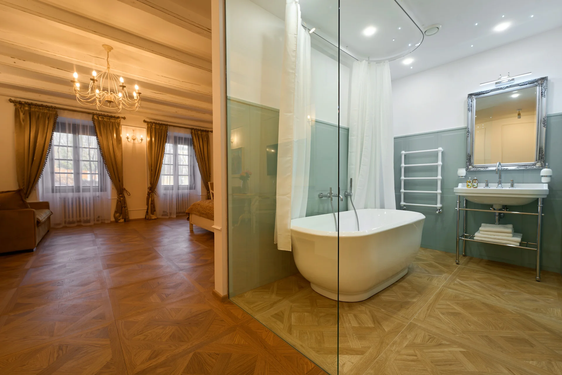 Zámecké pivní lázně s ubytováním 200 m od Pražského hradu: neomezená konzumace piva a relax v pivní lázni