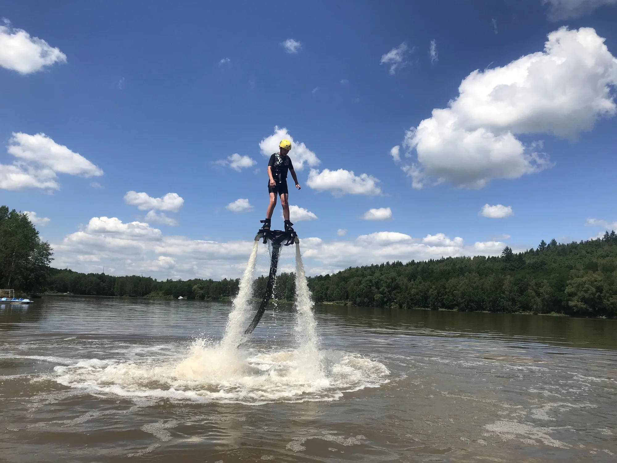 Tryskový let nad vodou: junior flyboard pro děti ve věku 12–15 let
