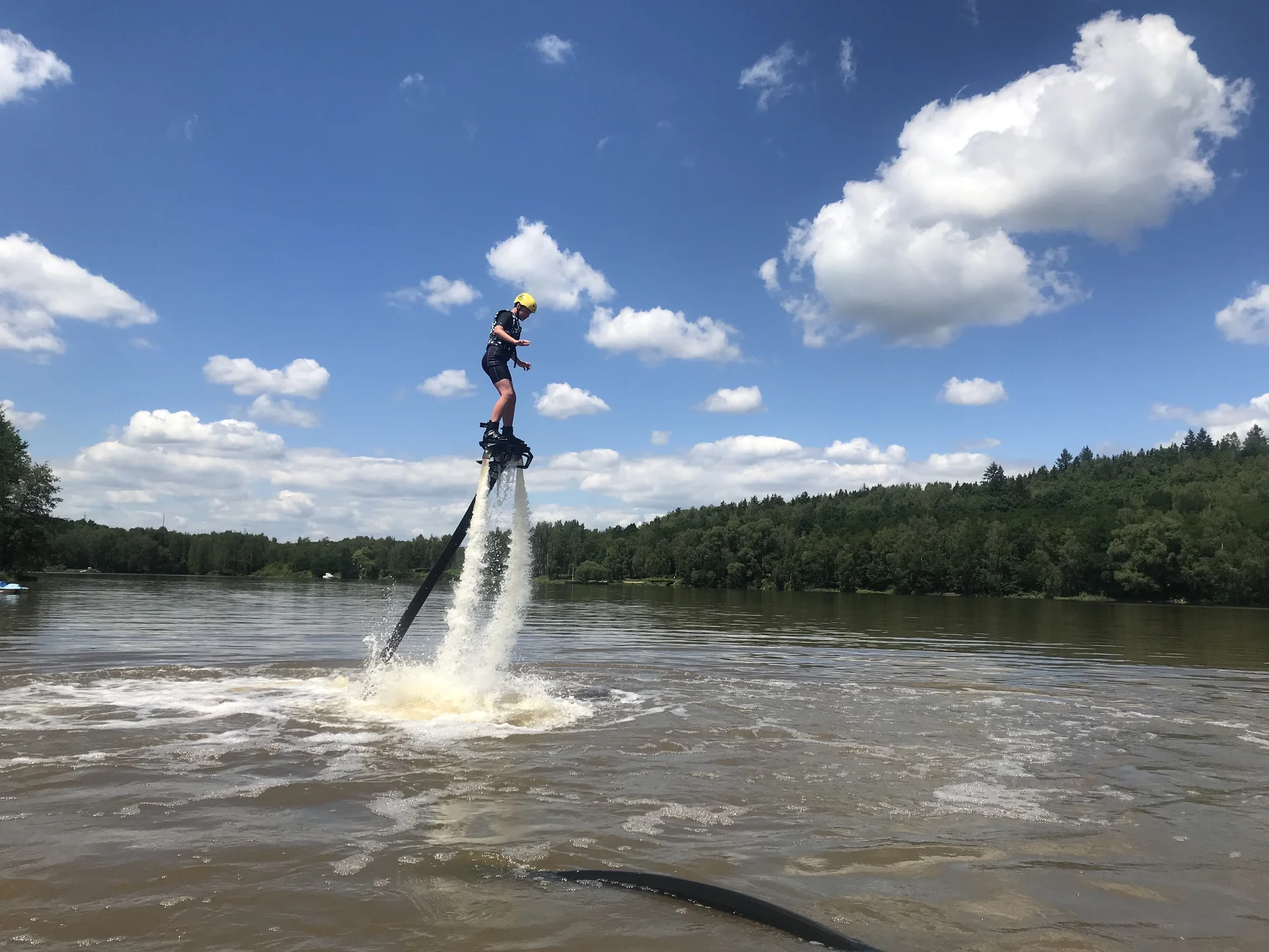 Tryskový let nad vodou: junior flyboard pro děti ve věku 12–15 let