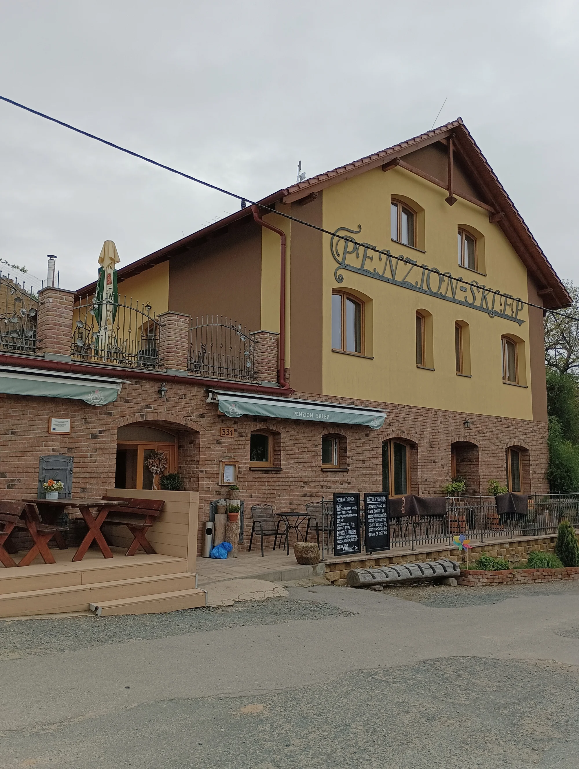 Pobyt na jižní Moravě: snídaně, konzumace vína i láhev na pokoji
