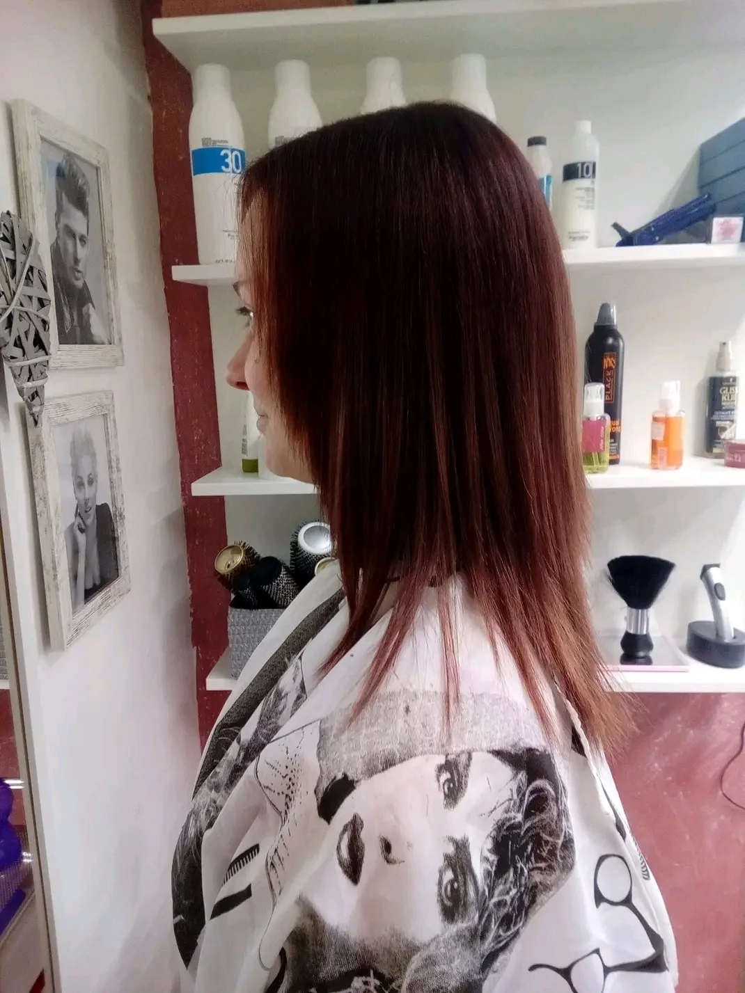 Dámský střih s mytím a stylingem pro všechny délky vlasů, na výběr i barvení či melír