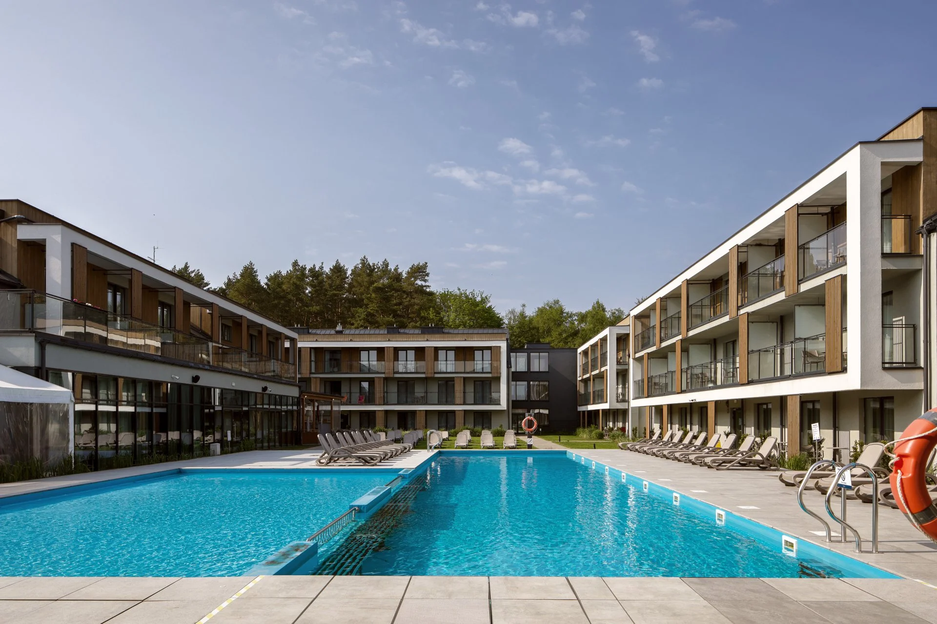 Dovolená u Baltu pro páry i rodiny: moderní resort s wellness, bazénem a jídlem, 5 min. od pláže