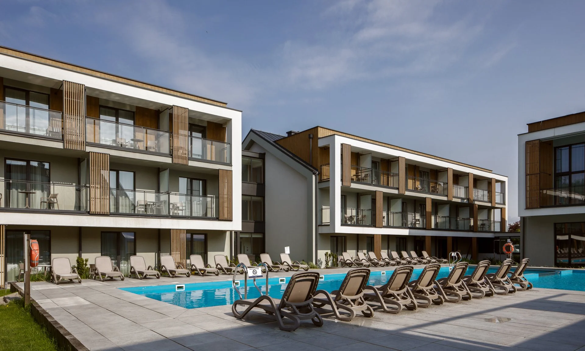 Dovolená u Baltu pro páry i rodiny: moderní resort s wellness, bazénem a jídlem, 5 min. od pláže