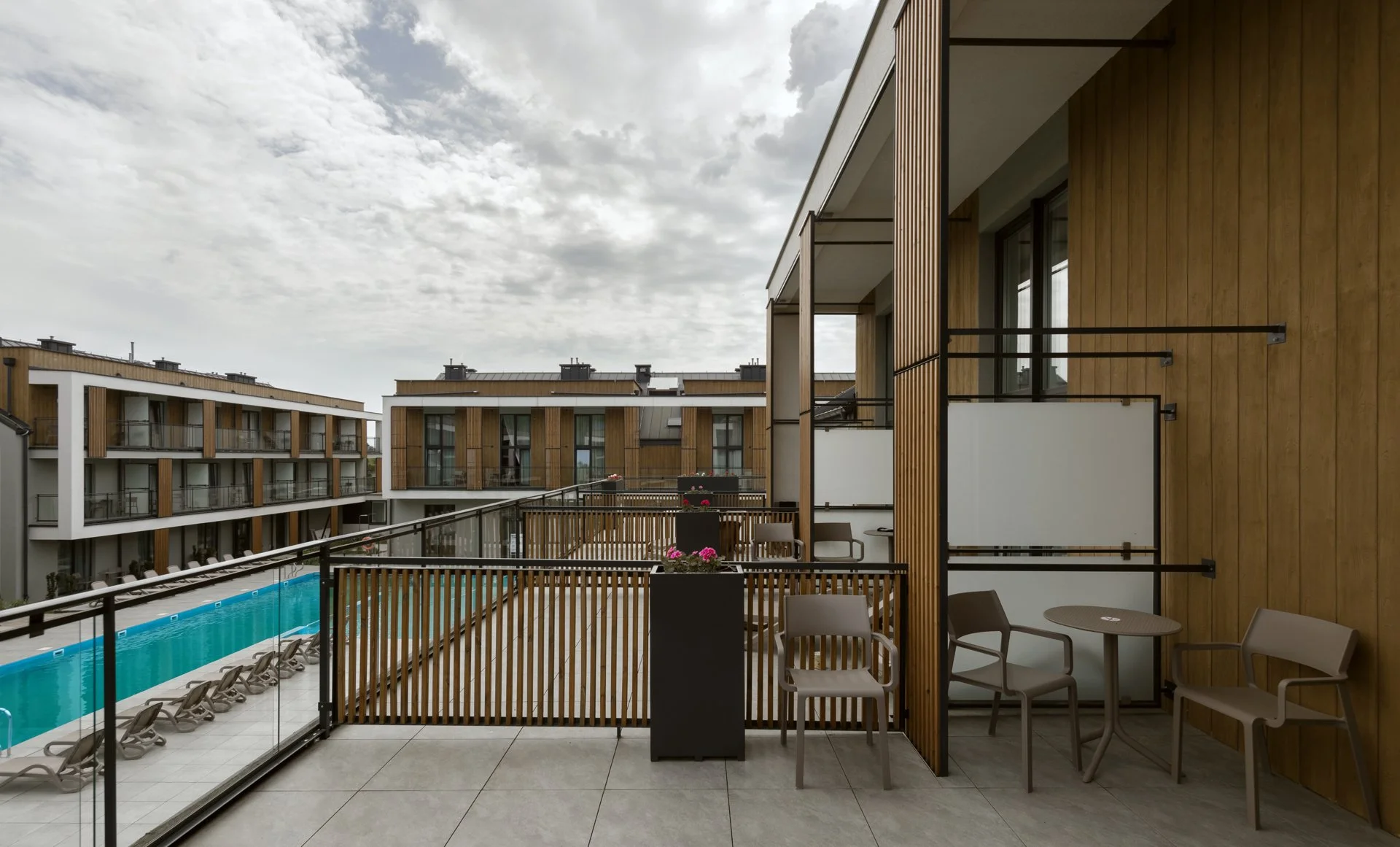 Dovolená u Baltu pro páry i rodiny: moderní resort s wellness, bazénem a jídlem, 5 min. od pláže