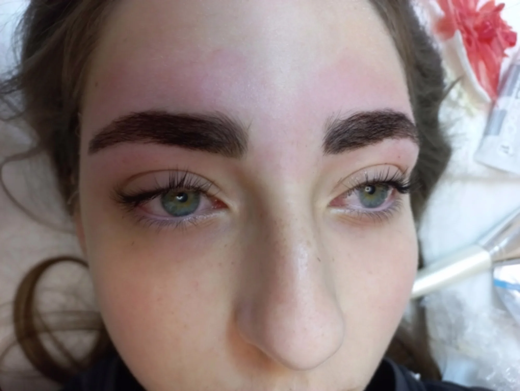 Úprava a barvení obočí nebo lash lifting s aplikací výživy na řasy