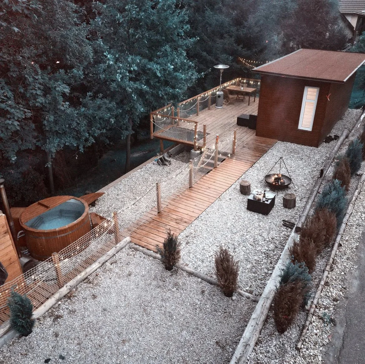 Romantika v Jizerkách: pobyt v tiny house s venkovním koupacím sudem pro 2 osoby