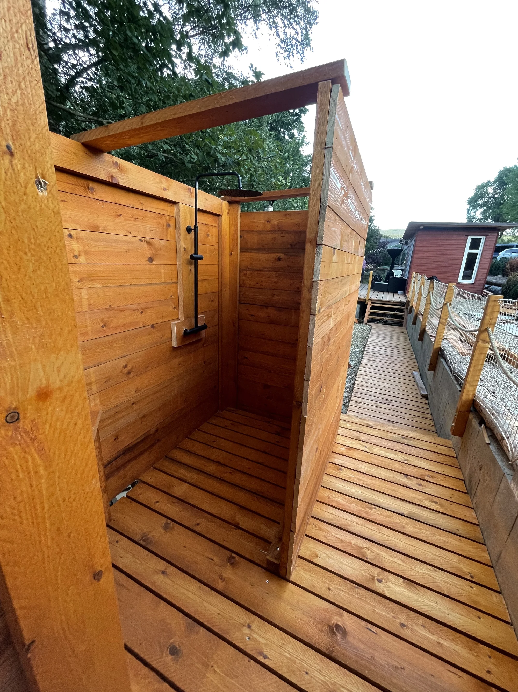 Romantika v Jizerkách: pobyt v tiny house s venkovním koupacím sudem pro 2 osoby