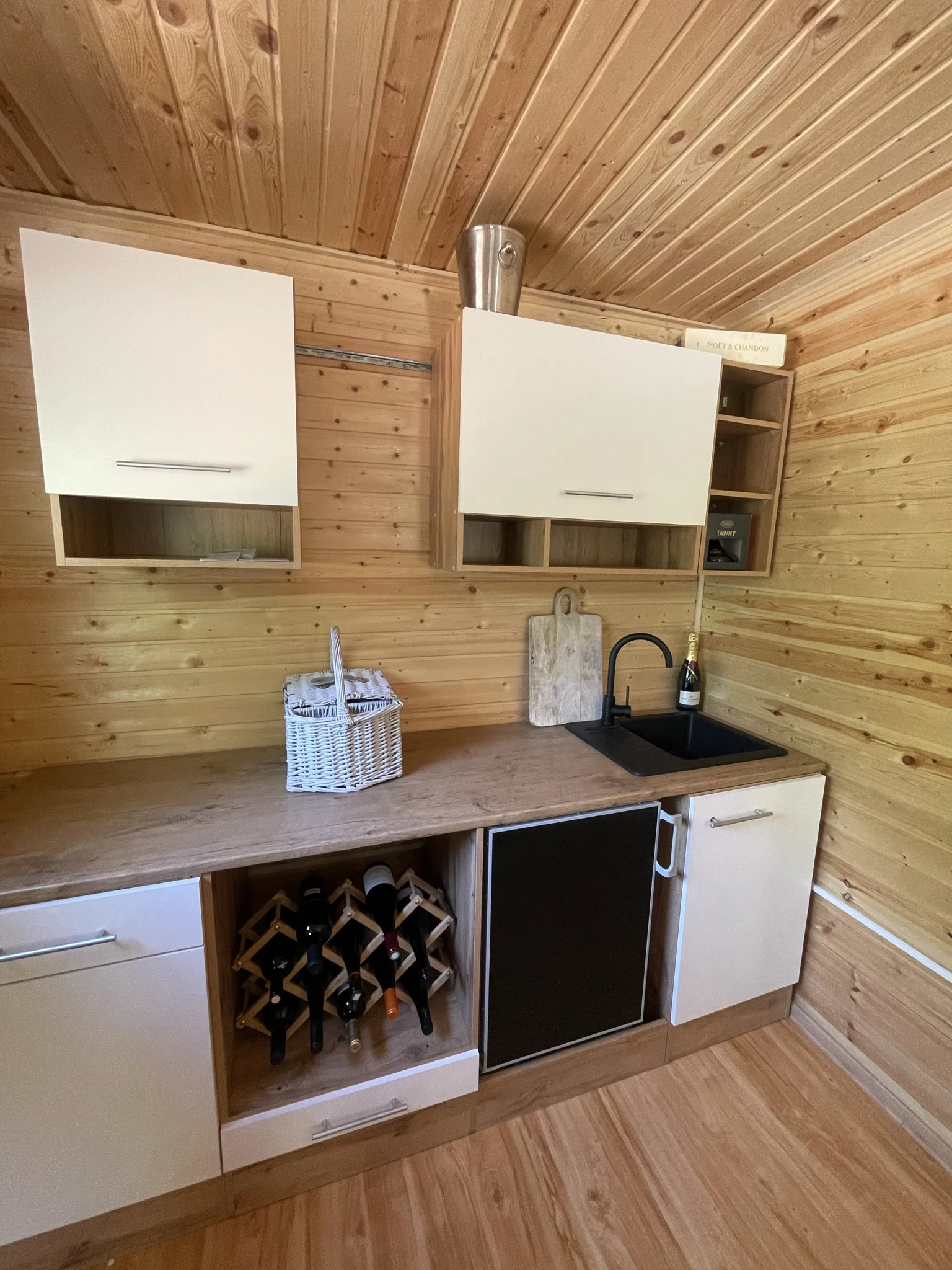 Romantika v Jizerkách: pobyt v tiny house s venkovním koupacím sudem pro 2 osoby