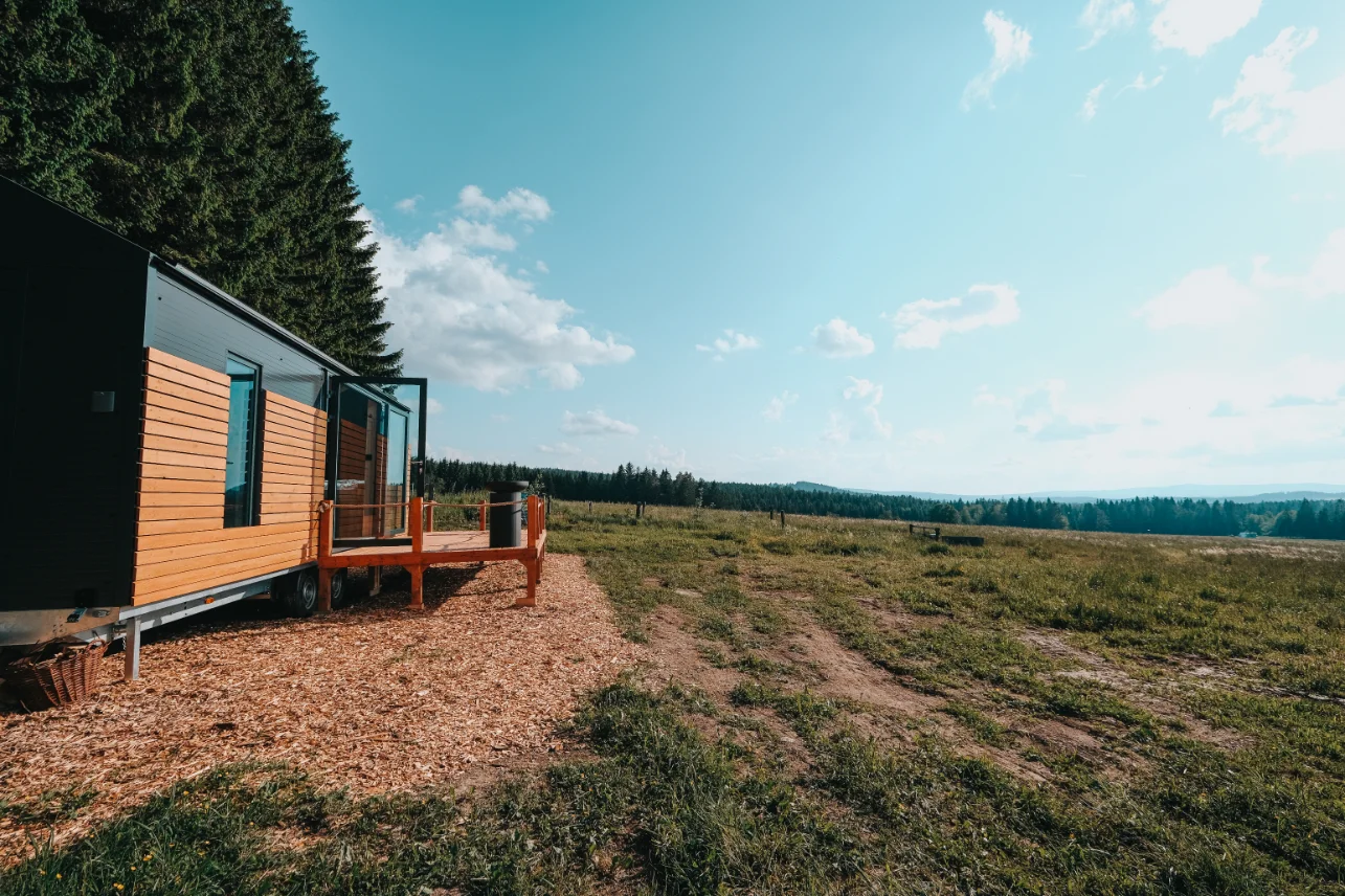 Schovejte se před ruchem měst: krásný tiny house na samotě nedaleko Lipna