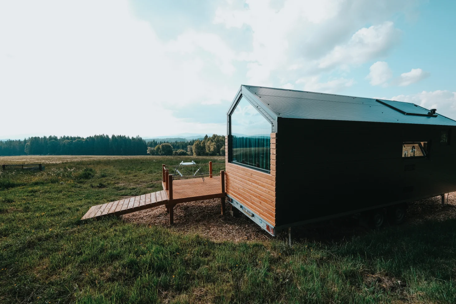 Schovejte se před ruchem měst: krásný tiny house na samotě nedaleko Lipna