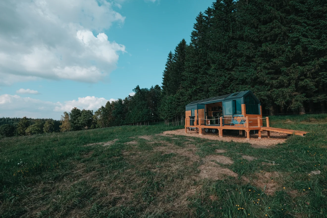 Schovejte se před ruchem měst: krásný tiny house na samotě nedaleko Lipna