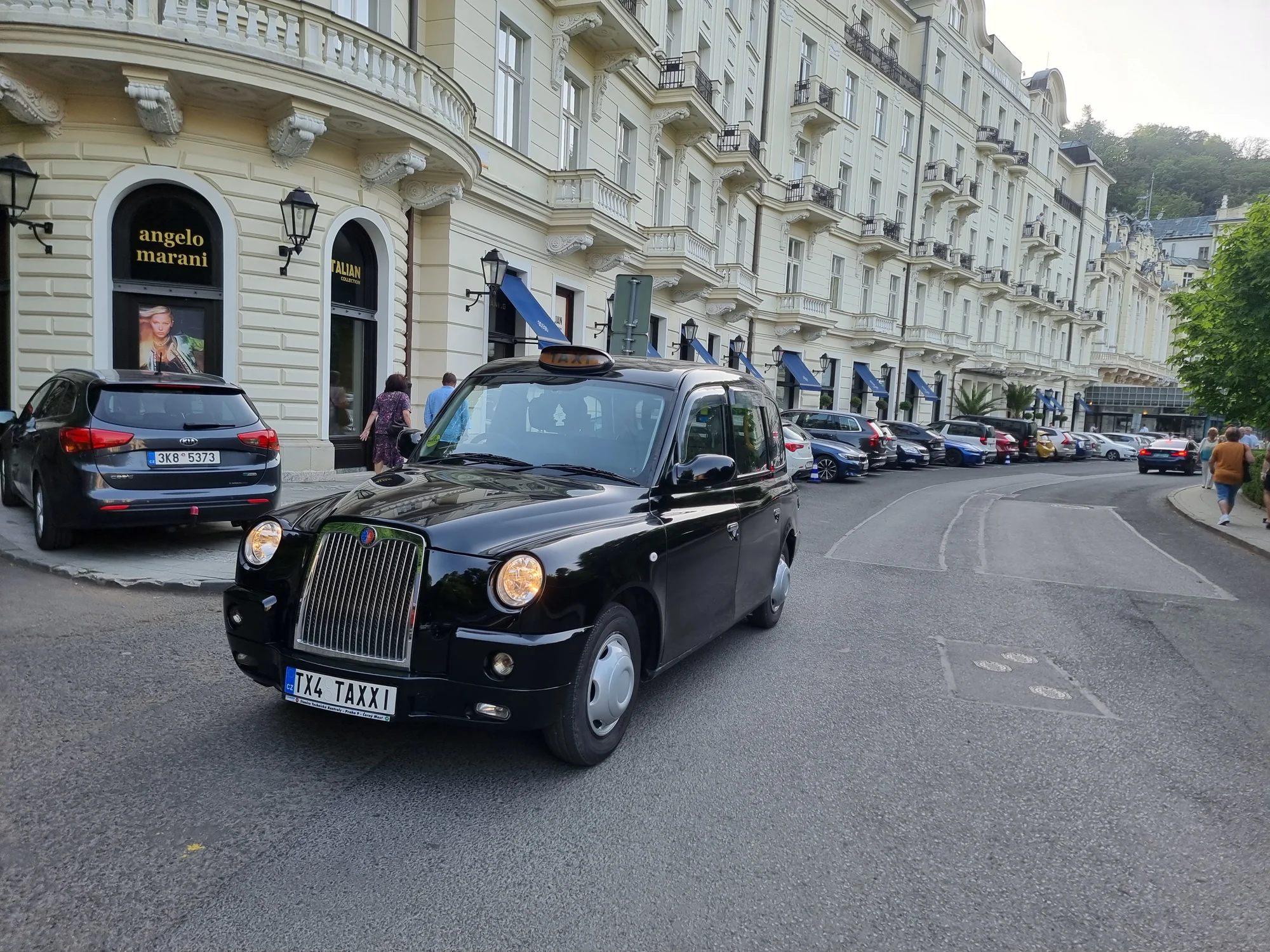 Vyhlídková jízda po Karlových Varech v londýnském taxi Black cab až pro 4 osoby