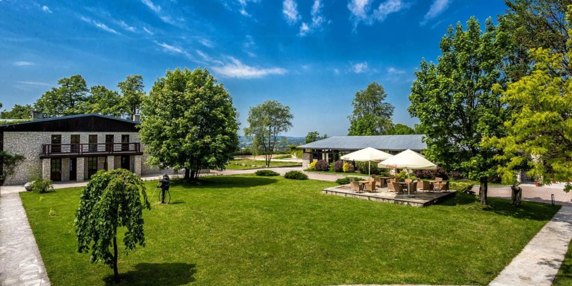 Půvabný hotel v historickém parku nedaleko Krakova se snídaní nebo polopenzí