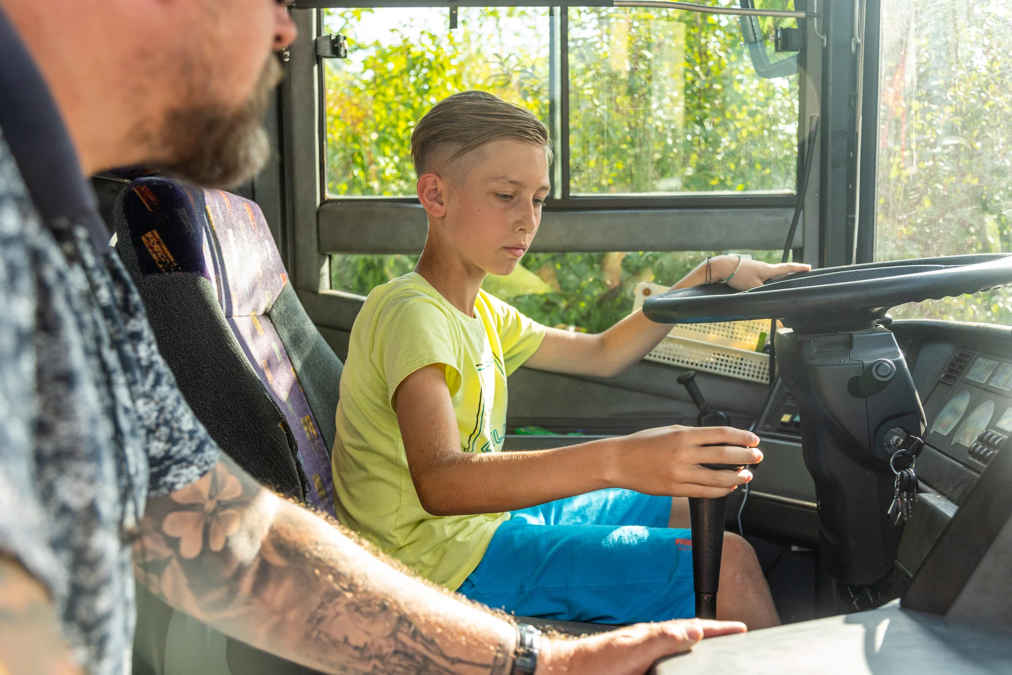 Zážitkové jízdy pro děti: autobus i osobní a nákladní auto