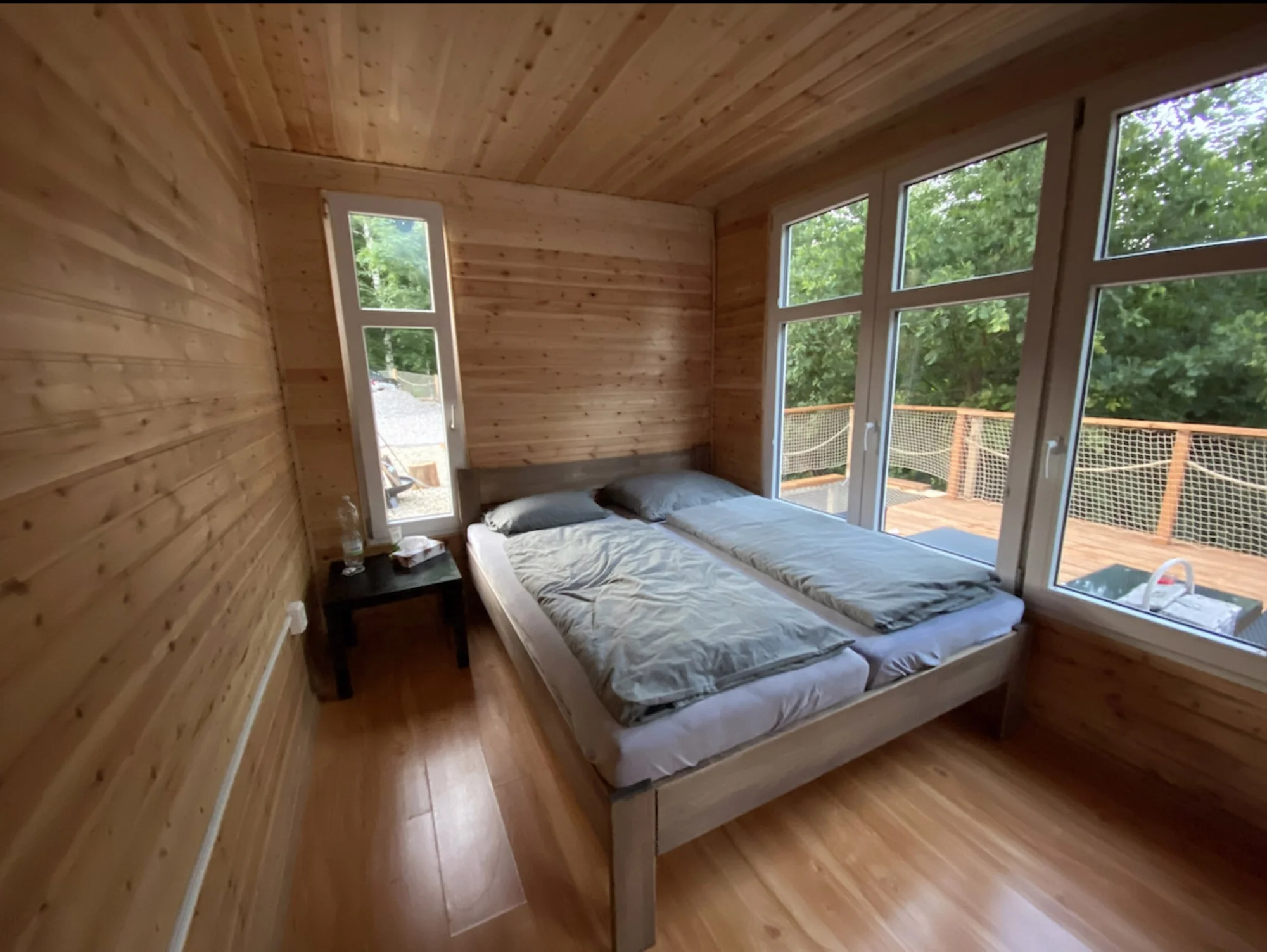 Romantika v Jizerkách: pobyt v tiny house s venkovním koupacím sudem pro 2 osoby