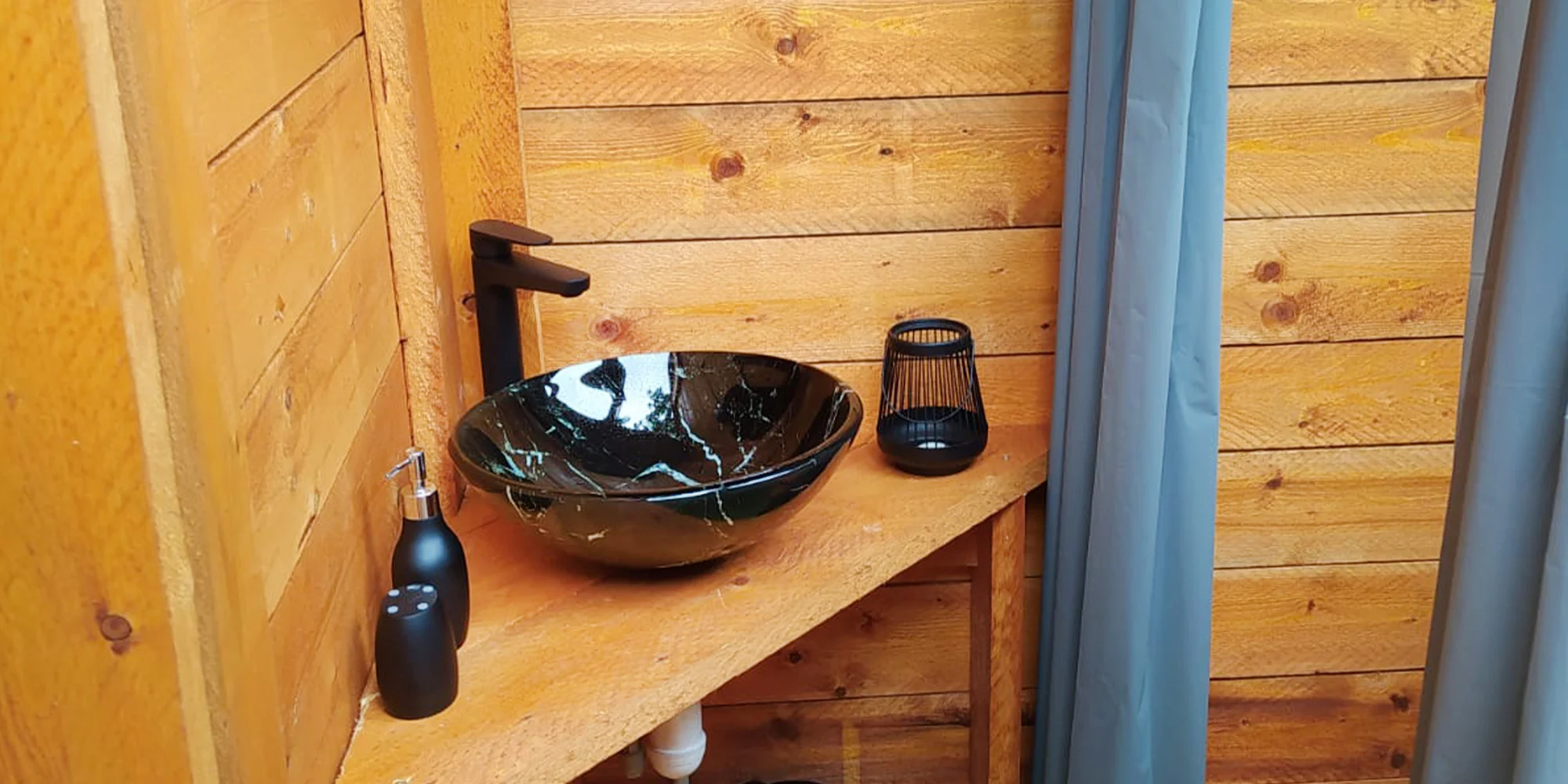 Romantika v Jizerkách: pobyt v tiny house s venkovním koupacím sudem pro 2 osoby