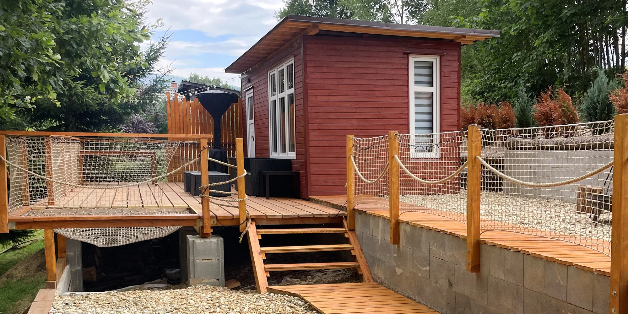 Romantika v Jizerkách: pobyt v tiny house s venkovním koupacím sudem pro 2 osoby