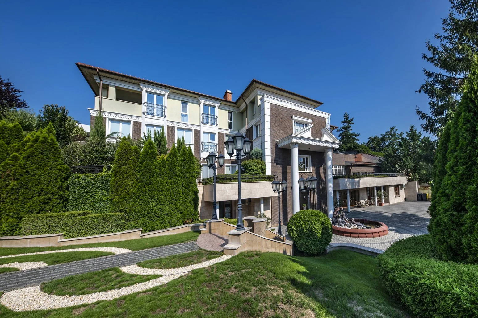 Adult friendly hotel v historickém centru Egeru: snídaně nebo polopenze a neomezený wellness